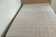 Łóżko z materacem